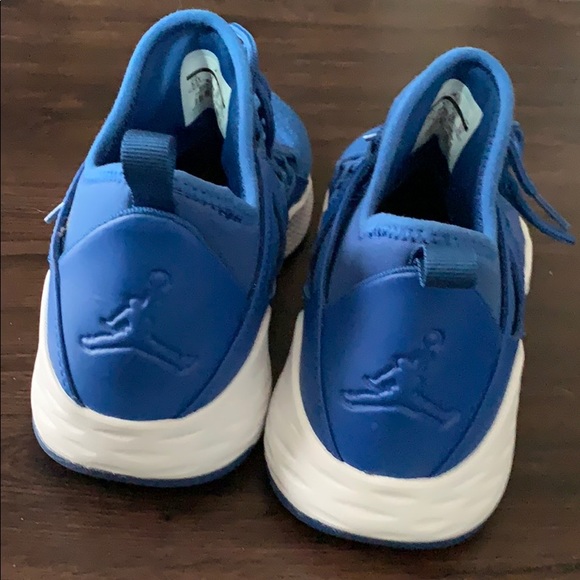 Air Jordan Youth gym shoes - Picture 3 of 3